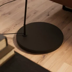 Lindby Esti gulvlampe, sort/guld, stof, højde 192 cm