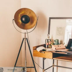 Lindby gulvlampe Mineva. sort/guld, metal, højde 180 cm