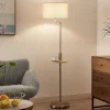 Lindby gulvlampe Zinia, nikkelfarvet, hylde, USB-tilslutning