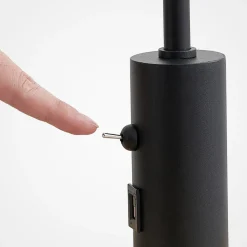 Lindby gulvlampe Zinia, sort, hylde, USB-tilslutning