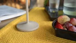 Lindby LED-batteridrevet bordlampe Esali, beige, metal, IP65