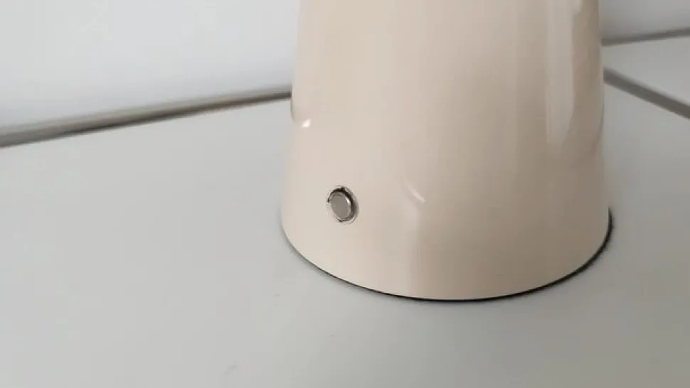 Lindby LED genopladelig bordlampe Nevijo, beige, Ø20cm, USB, dæmper