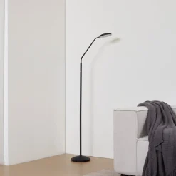Lindby LED-gulvlampe Elvyn, sort, justerbar