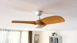 Lindby LED-loftventilator Enon, hvid/træfarvet, DC, støjsvag
