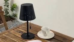 Lindby LED-solcellebordlampe Hilario, sort, jern, genopladeligt batteri