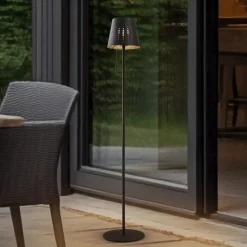 Lindby LED-solcellegulvlampe Hilario, sort, jern, genopladeligt batteri