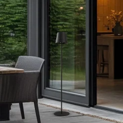 Lindby LED-solcellegulvlampe Hilario, sort, jern, genopladeligt batteri