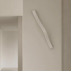 Lindby LED-væglampe Alvon, sølv, højde 50 cm, metal