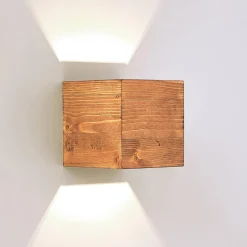 Lindby LED-væglampe Benicio, 11 cm, kantet, træ