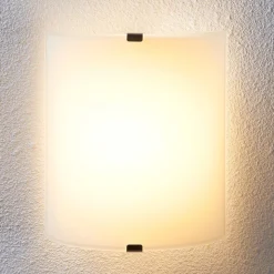 Lindby LED-væglampe Helmi, højde 21 cm, glas, halvcirkelformet