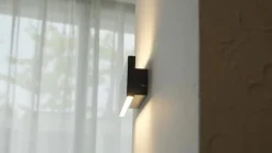 Lindby LED-væglampe Ignazia, 28 cm, sort, metal, op/ned