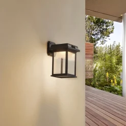 Lindby LED-væglampe Latarka, højde 27,5 cm, sensor