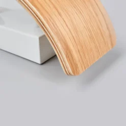 Lindby LED-væglampe Rafailia, bredde 23 cm, træ, 3.000 K