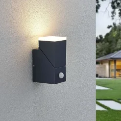 Lindby LED-væglampe Sally, 15 cm, antracit, IP54, sensor
