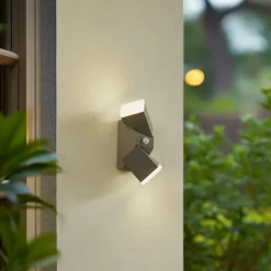 Lindby LED-væglampe Sally, 22 cm, grå, IP54, sensor