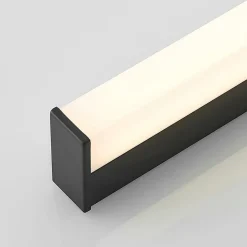 Lindby LED-væglampe til badeværelset Ulisan, 89 cm, sort, kantet