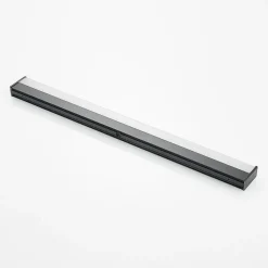 Lindby LED-væglampe til badeværelset Ulisan, 89 cm, sort, kantet