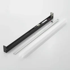 Lindby LED-væglampe til badeværelset Ulisan, 89 cm, sort, kantet