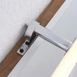 Lindby Naili LED-spejllampe, krom