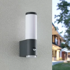 Lindby Okari udendørs væglampe med sensor, lige