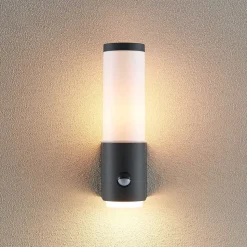Lindby Okari udendørs væglampe med sensor, lige