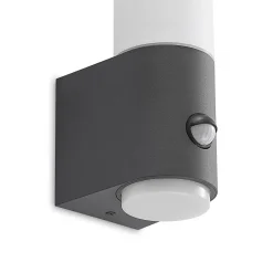 Lindby Okari udendørs væglampe med sensor, lige