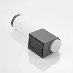 Lindby Okari udendørs væglampe med sensor, lige