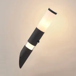 Lindby Okari udendørs væglampe med sensor fakkel