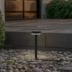 Lindby Solar-LED-lampe med jordspyd Brinca, sort, PC, sensor