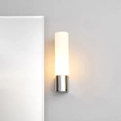 Lindby spejllampe Melike, 27 cm, krom, IP44, stikkontakt