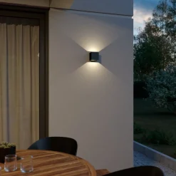 Lindby udendørs LED-væglampe Glyn, sort, metal, 12 cm, IP44