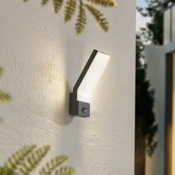 Lindby udendørs LED-væglampe Korvik, 26 cm, antracit, sensor