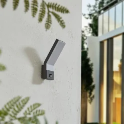 Lindby udendørs LED-væglampe Korvik, 26 cm, antracit, sensor