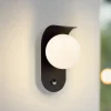 Lindby udendørs LED-væglampe Lacie, sensor, sort/hvid, aluminium
