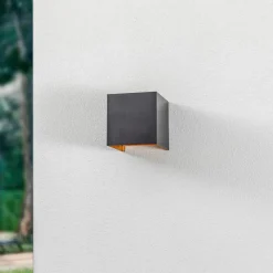 Lindby udendørs LED-væglampe Nivar, kantet, sort/guld, IP54