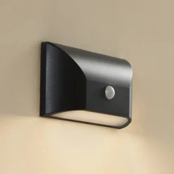 Lindby udendørs LED-væglampe Siana, sort, pc, sensor