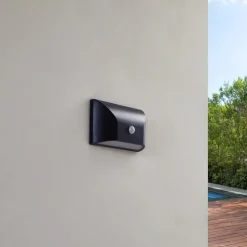 Lindby udendørs LED-væglampe Siana, sort, pc, sensor