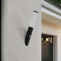 Lindby udendørs væglampe Gavros, sort, aluminium, sensor