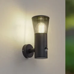 Lindby udendørs væglampe Heulo, Ø 10,5 cm, røggrå, sensor