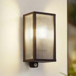 Lindby udendørs væglampe Peldar, sensor, riflet, IP44, E27