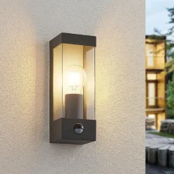 Lindby udendørs væglampe Tilian, sensor, højde 25 cm, antracit