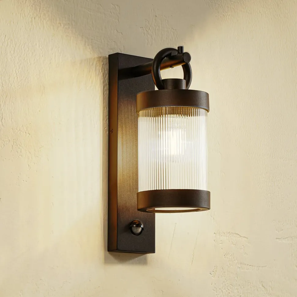 Lindby udendørs væglampe Yrene, 20cm, sort, sensor, riffel