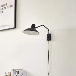 Lindby væglampe Adrik, sort, metal, med stikprop