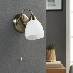 Lindby væglampe Mael, højde 20 cm, antik messing, trækkontakt