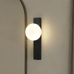 Lindby væglampe Tavrik, sort/hvid, højde 30 cm, glas