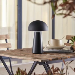 Lindby Zyre LED genopladelig bordlampe, sort, IP44, touchdæmper