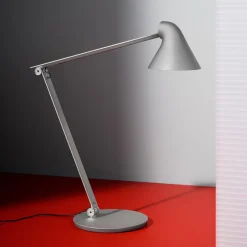 Louis Poulsen NJP-bordlampe fod 2.700 K lysegrå