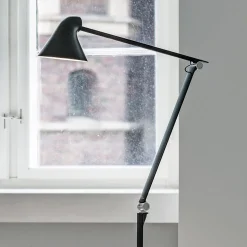 Louis Poulsen NJP LED-gulvlampe 2.700 K, sort