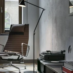 Louis Poulsen NJP LED-gulvlampe 2.700 K, sort