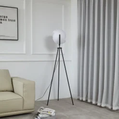 Lucande Helva gulvlampe, 150 cm, hvid/sort, drejelig